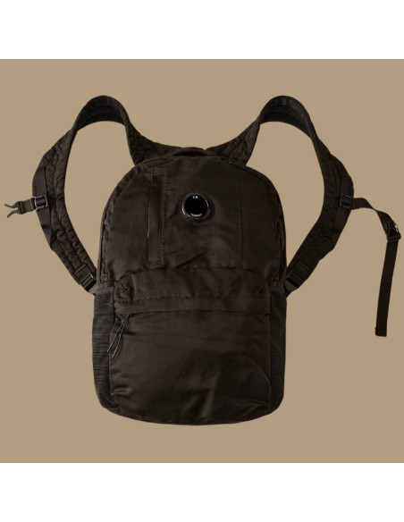 Sac À Dos Nylon B Lens Noir Homme C.P. Company présenté de face｜Boutique Homme Toulouse