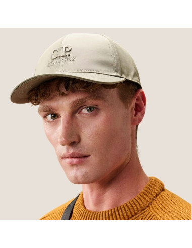 Casquette Chrome-R Logo Beige Homme C.P. Company présenté porté de face｜Boutique Homme Toulouse