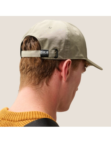 Casquette Chrome-R Logo Beige Homme C.P. Company présenté porté de dos｜Boutique Homme Toulouse