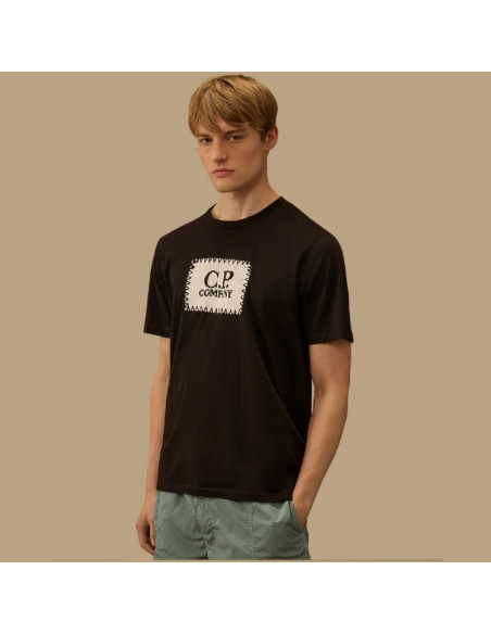 T-Shirt 30/1 Jersey Noir Homme C.P. Company présenté porté de face｜Boutique Homme Toulouse