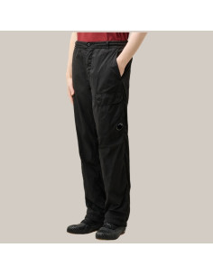 Pantalon Cargo Regular Lens Noir Homme C.P. Company présenté porté de face｜Boutique Homme Toulouse