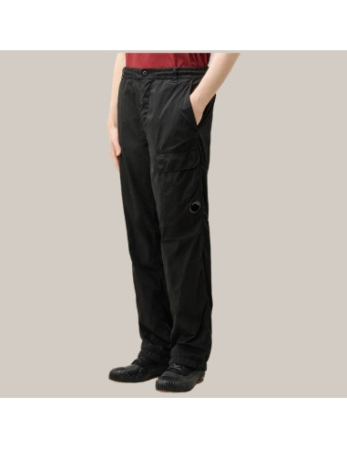 Pantalon Cargo Regular Lens Noir Homme C.P. Company présenté porté de face|Boutique Homme Toulouse Pantalon Cargo Regular Lens Noir Homme C.P. Company présenté porté de face|Boutique Homme Toulouse
