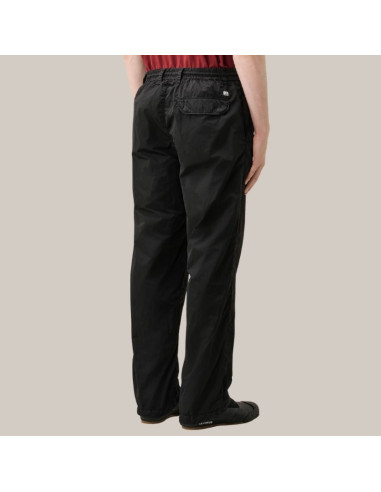 Pantalon Cargo Regular Lens Noir Homme C.P. Company présenté porté de dos|Boutique Homme Toulouse Pantalon Cargo Regular Lens Noir Homme C.P. Company présenté porté de dos|Boutique Homme Toulouse