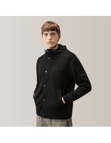 Cardigan Laine Merino Reversible Noir Homme C.P. Company présenté porté de face|Boutique Homme Toulouse Cardigan Laine Merino Reversible Noir Homme C.P. Company présenté porté de face|Boutique Homme Toulouse