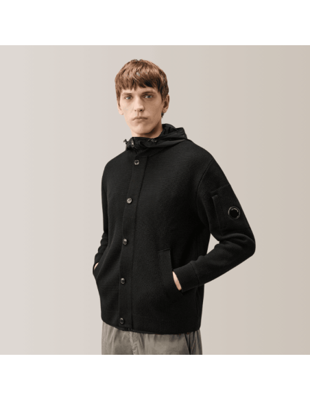 Cardigan Laine Merino Reversible Noir Homme C.P. Company présenté porté de face｜Boutique Homme Toulouse