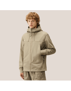 Veste Shell-R Goggle Fallen Rock Beige Homme C.P. Company présentée portée de face｜Magasin Homme Toulouse