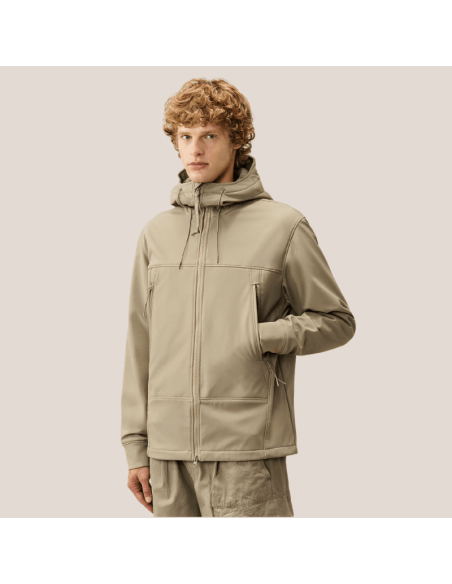 Veste Shell-R Goggle Fallen Rock Beige Homme C.P. Company présentée portée de face｜Magasin Homme Toulouse