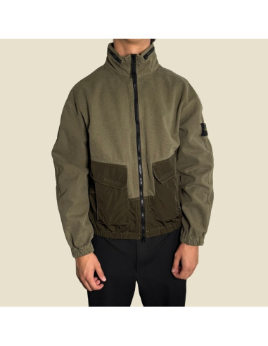 Surchemise Coton Panama Nylon Vert Militaire Homme Stone Island présentée portée de face｜Magasin Homme Toulouse