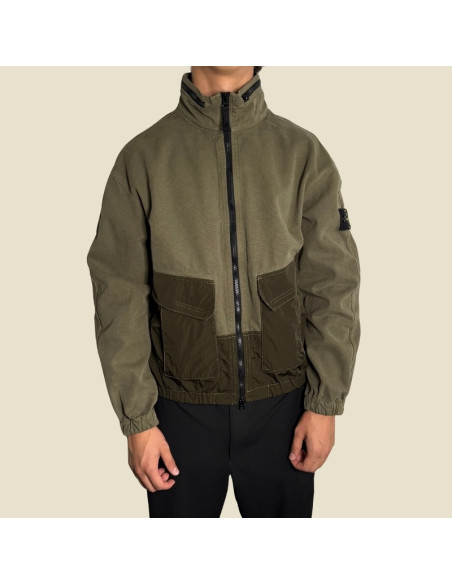 Surchemise Coton Panama Nylon Vert Militaire Homme Stone Island présentée portée de face｜Magasin Homme Toulouse