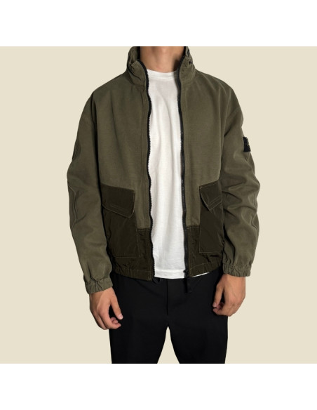 Surchemise Coton Panama Nylon Vert Militaire Homme Stone Island présentée portée ouverte de face｜Magasin Homme Toulouse
