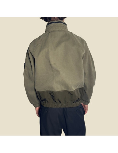 Surchemise Coton Panama Nylon Vert Militaire Homme Stone Island présentée portée de dos｜Magasin Homme Toulouse