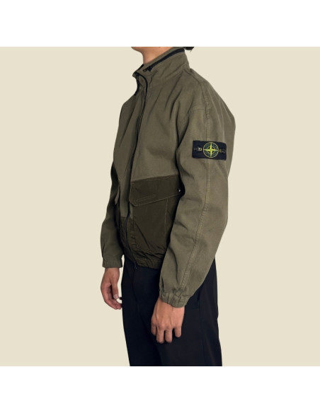 Surchemise Coton Panama Nylon Vert Militaire Homme Stone Island présentée portée de profil｜Magasin Homme Toulouse