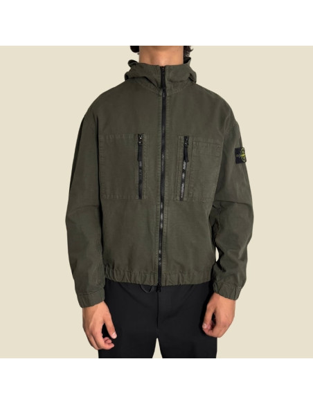Surchemise Capuche Ripstop Coton Gris Charbon Homme Stone Island présentée portée de face｜Magasin Homme Toulouse