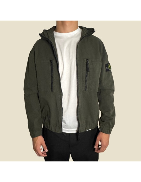 Surchemise Capuche Ripstop Coton Gris Charbon Homme Stone Island présentée portée ouverte de face｜Magasin Homme Toulouse
