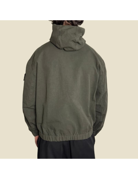 Surchemise Capuche Ripstop Coton Gris Charbon Homme Stone Island présentée portée de dos｜Magasin Homme Toulouse