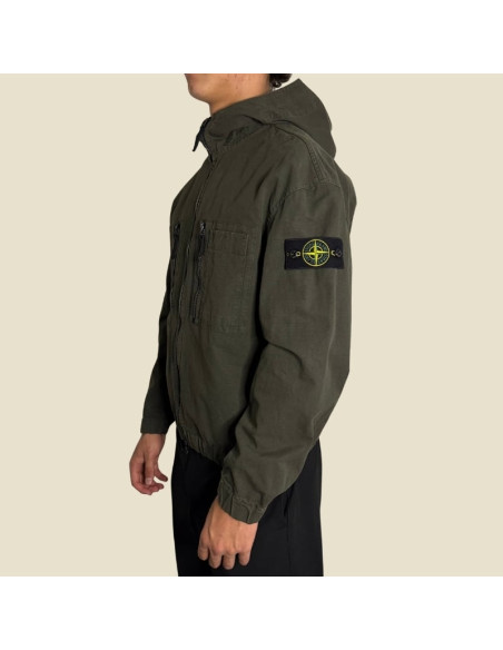 Surchemise Capuche Ripstop Coton Gris Charbon Homme Stone Island présentée portée de profil｜Magasin Homme Toulouse