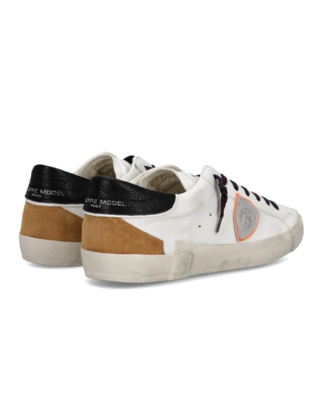 Sneakers Prsx Blanc Noir et Cognac Homme Philippe Model présentées portées de dos｜Magasin Homme Toulouse