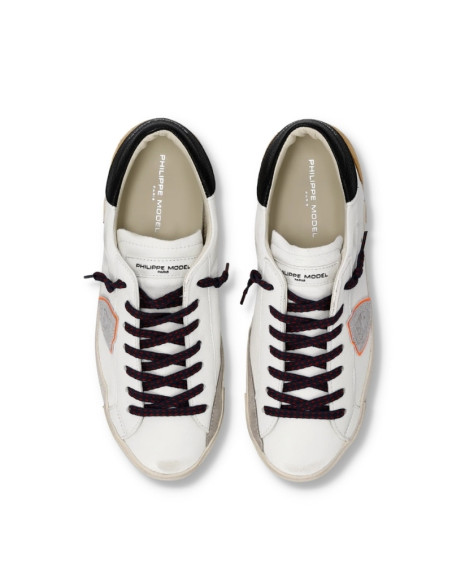 Sneakers Prsx Blanc Noir et Cognac Homme Philippe Model présentées portées de haut｜Magasin Homme Toulouse