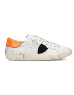 Sneakers Prsx Blanc Orange Homme Philippe Model présentées portées de face｜Magasin Homme Toulouse