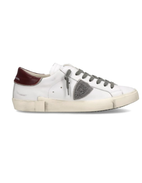 Sneakers Prsx Blanc Bordeaux Homme Philippe Model présentées portées de face｜Magasin Homme Toulouse
