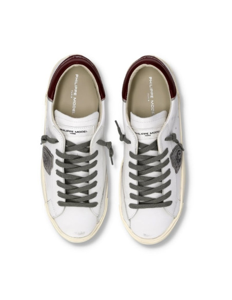 Sneakers Prsx Blanc Bordeaux Homme Philippe Model présentées portées de haut｜Magasin Homme Toulouse