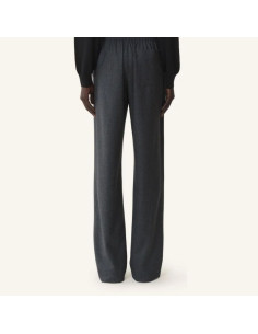 Pantalon Fluide En Flanelle De Laine Charcoal Homme Lanvin présenté porté de face｜Boutique Homme Toulouse 2