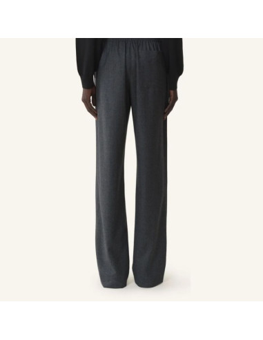 Pantalon Fluide En Flanelle De Laine Charcoal Homme Lanvin présenté porté de dos|Boutique Homme Toulouse Pantalon Fluide En Flanelle De Laine Charcoal Homme Lanvin présenté porté de dos|Boutique Homme Toulouse