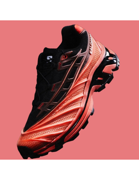 XT-EVO Noir Rouge Flamboyant Homme Salomon présentée sur le côté zoomée｜Magasin Homme Toulouse