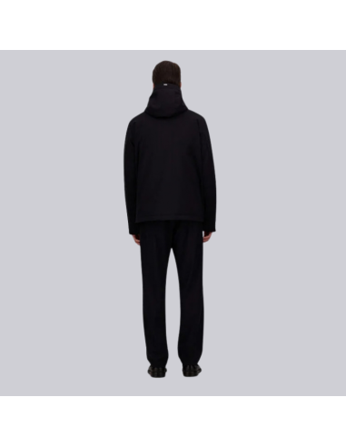 Blouson Twill Stretch Noir Homme Herno présenté porté de dos｜Magasin Homme Toulouse