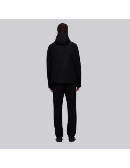 Blouson Twill Stretch Noir Homme Herno présenté porté de dos｜Magasin Homme Toulouse