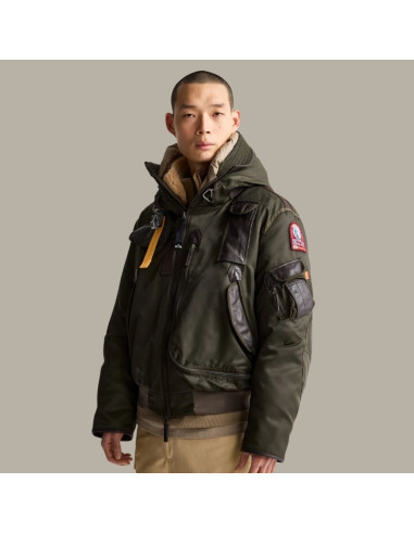 Gobi 20th Vert Romarin Homme Parajumpers présenté porté de face|Magasin Homme Toulouse Gobi 20th Vert Romarin Homme Parajumpers présenté porté de face|Magasin Homme Toulouse