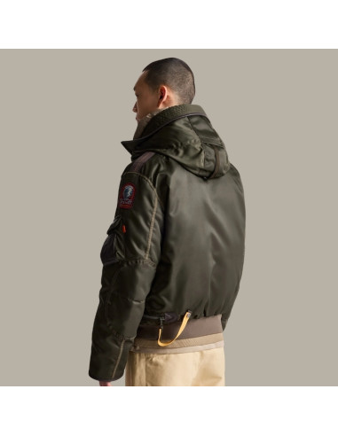 Gobi 20th Vert Romarin Homme Parajumpers présenté porté de dos|Magasin Homme Toulouse Gobi 20th Vert Romarin Homme Parajumpers présenté porté de dos|Magasin Homme Toulouse