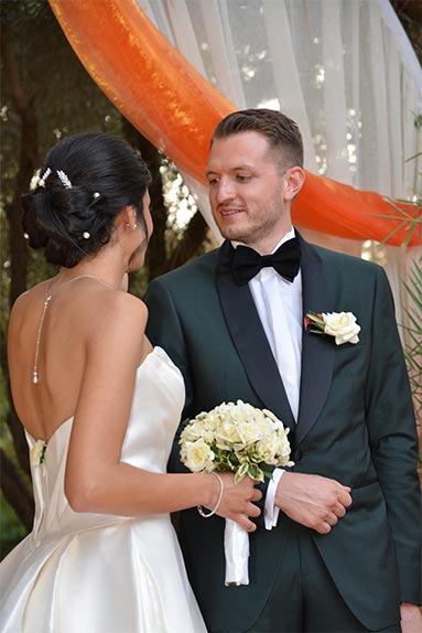 Photo de Bertrand, habill&eacute; en costume de la boutique Soulery, lors de son mariage avec Camille &agrave; Toulouse, &agrave; l'H&ocirc;tel Dieu Toulouse et &agrave; la Basilique Saint Sernin, par le photographe Le Lapin Jaune Photographies 