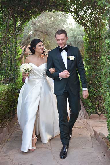 Photo de Bertrand, habill&eacute; en costume de la boutique Soulery, et Camille lors de leur mariage &agrave; Toulouse, &agrave; l'H&ocirc;tel Dieu Toulouse et &agrave; la Basilique Saint Sernin, par le photographe Le Lapin Jaune Photographies