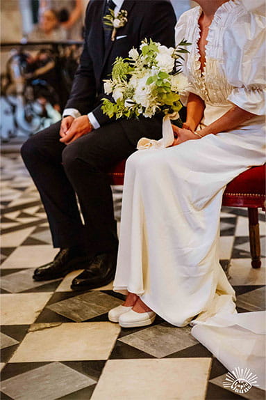 Photo de Bertrand, habill&eacute; en costume de la boutique Soulery, et Camille lors de leur mariage &agrave; Toulouse, &agrave; l'H&ocirc;tel Dieu Toulouse et &agrave; la Basilique Saint Sernin, par le photographe Le Lapin Jaune Photographies