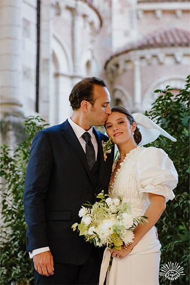 Photo de mariage de Camille et Bertrand, habill&eacute; en costume de la boutique Soulery, se prenant dans les bras &agrave; Toulouse, &agrave; l'H&ocirc;tel Dieu Toulouse et &agrave; la Basilique Saint Sernin, par le photographe Le Lapin Jaune Photographies