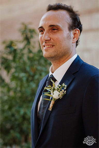 Photo de Bertrand, habill&eacute; en costume de la boutique Soulery, lors de son mariage avec Camille &agrave; Toulouse, &agrave; l'H&ocirc;tel Dieu Toulouse et &agrave; la Basilique Saint Sernin, par le photographe Le Lapin Jaune Photographies 
