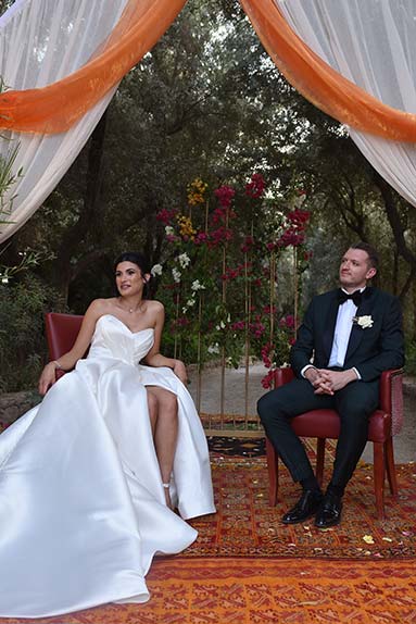 Photo de Bertrand, habill&eacute; en costume de la boutique Soulery, lors de son mariage avec Camille &agrave; Toulouse, &agrave; l'H&ocirc;tel Dieu Toulouse et &agrave; la Basilique Saint Sernin, par le photographe Le Lapin Jaune Photographies 